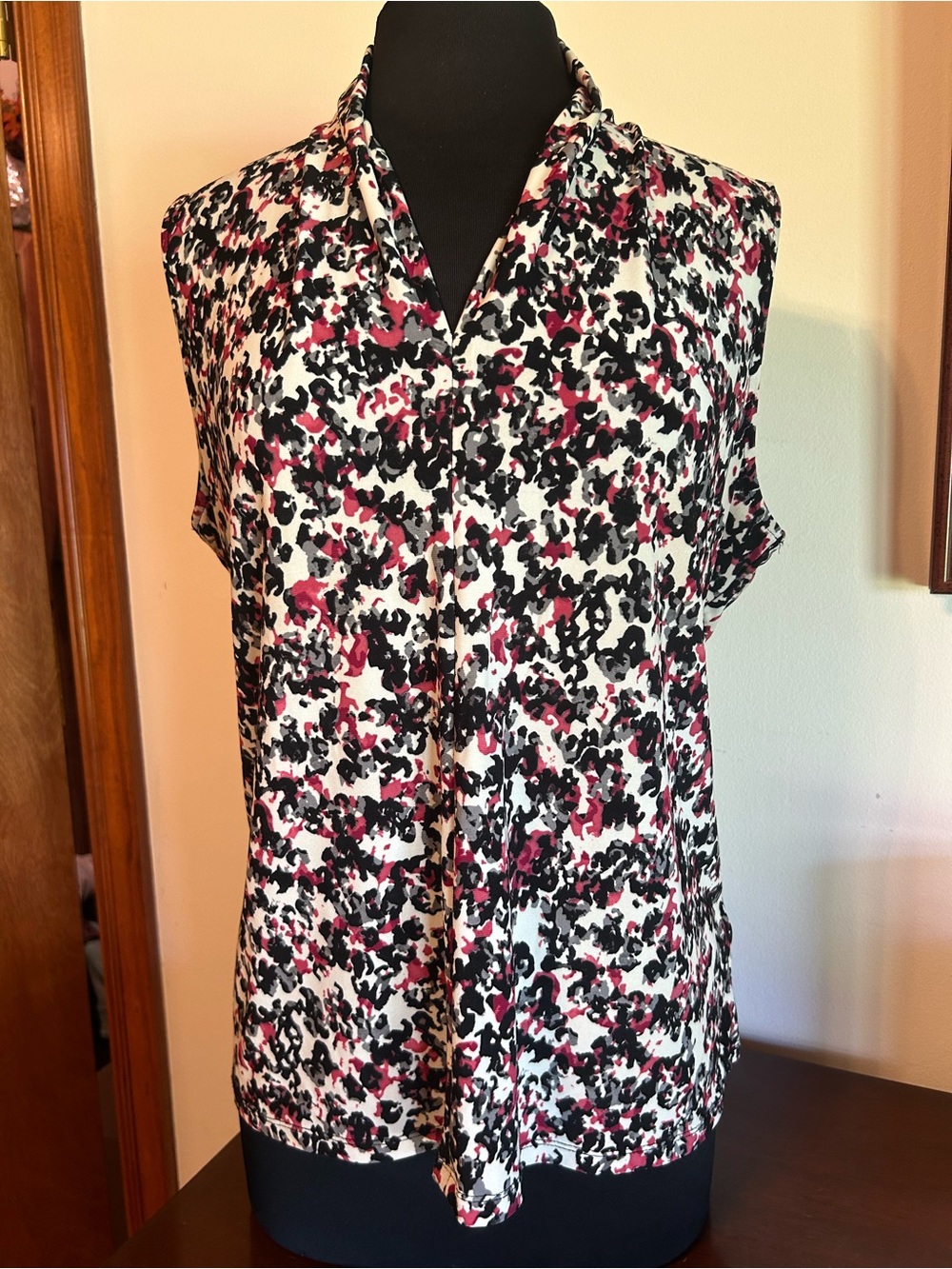 Sleeveless V-Neck Printed Blouse - Black & Berry